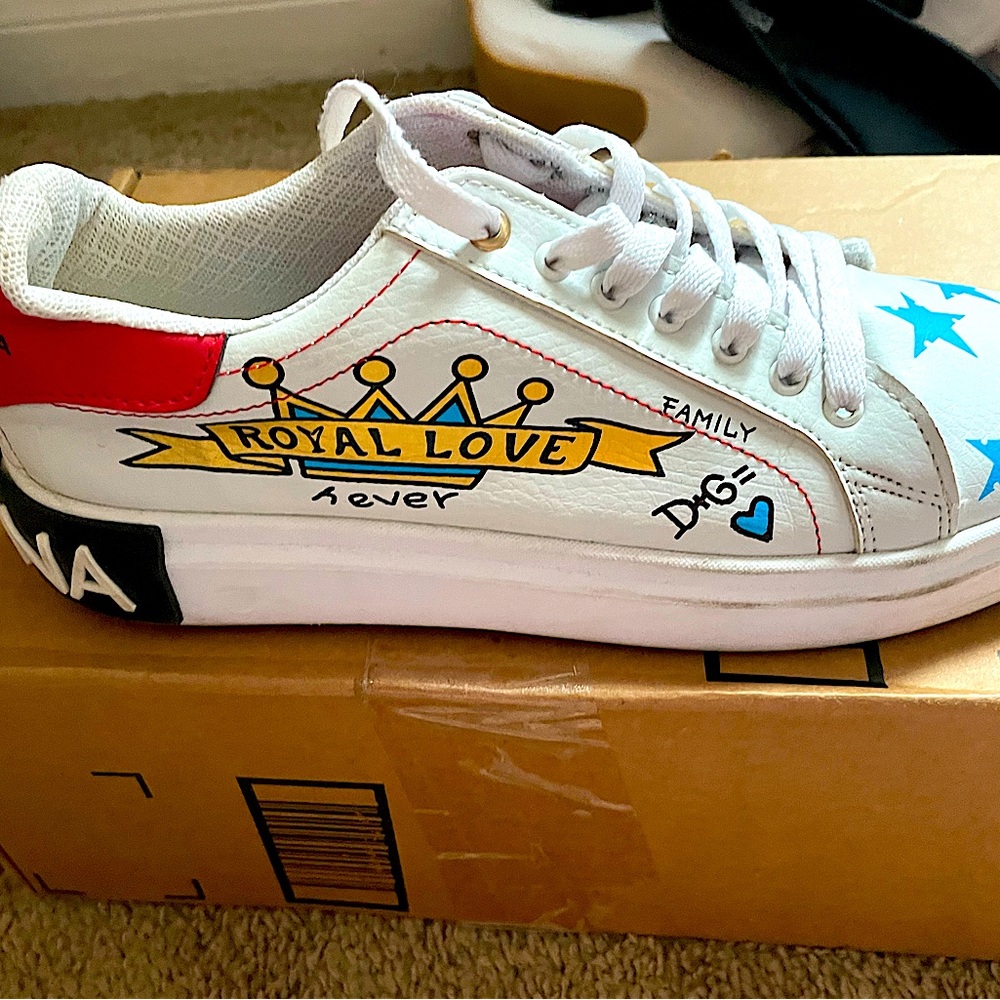 Sports shoes lady, size 25 Mx. 7 USA.